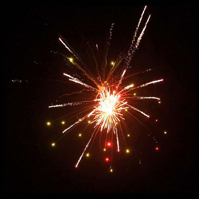 ดอกไม้ไฟเค้กของผู้บริโภคชาวจีนสำหรับการเฉลิมฉลองปีใหม่ 1.4 กรัม Un0336 Cake Pyrotechnic