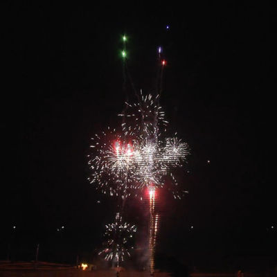 ชาวจีน ขายปลีก ไพโรเทคนิค 49 นัด ผู้บริโภค พลาสติก ท่อเค้ก ไฟไหม้สําหรับคริสต์มาสที่มีความสุข ไฟไหม้ปีใหม่