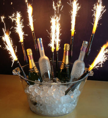Sparklers น้ำพุน้ำแข็งเวทีไร้ควัน / 0.029 CBM เทียนวันเกิดดอกไม้ไฟ